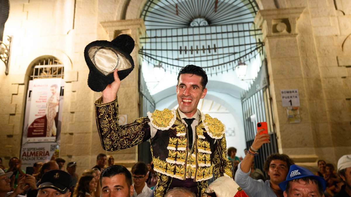 Talavante sale a hombros de la Plaza de Toros de Almería.