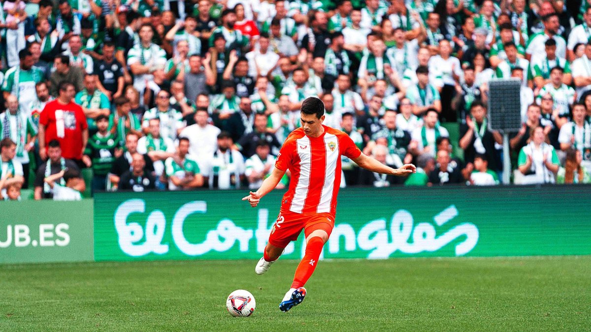 César Montes salió titular en Santander pero no acabó el partido.