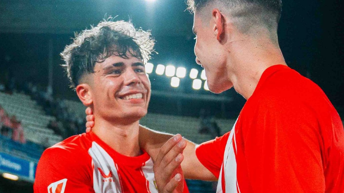 Cuando dos genios se juntan el equipo disfruta. Nico Melamed y Sergio Arribas celebrando el 0-1 en Tenerife.