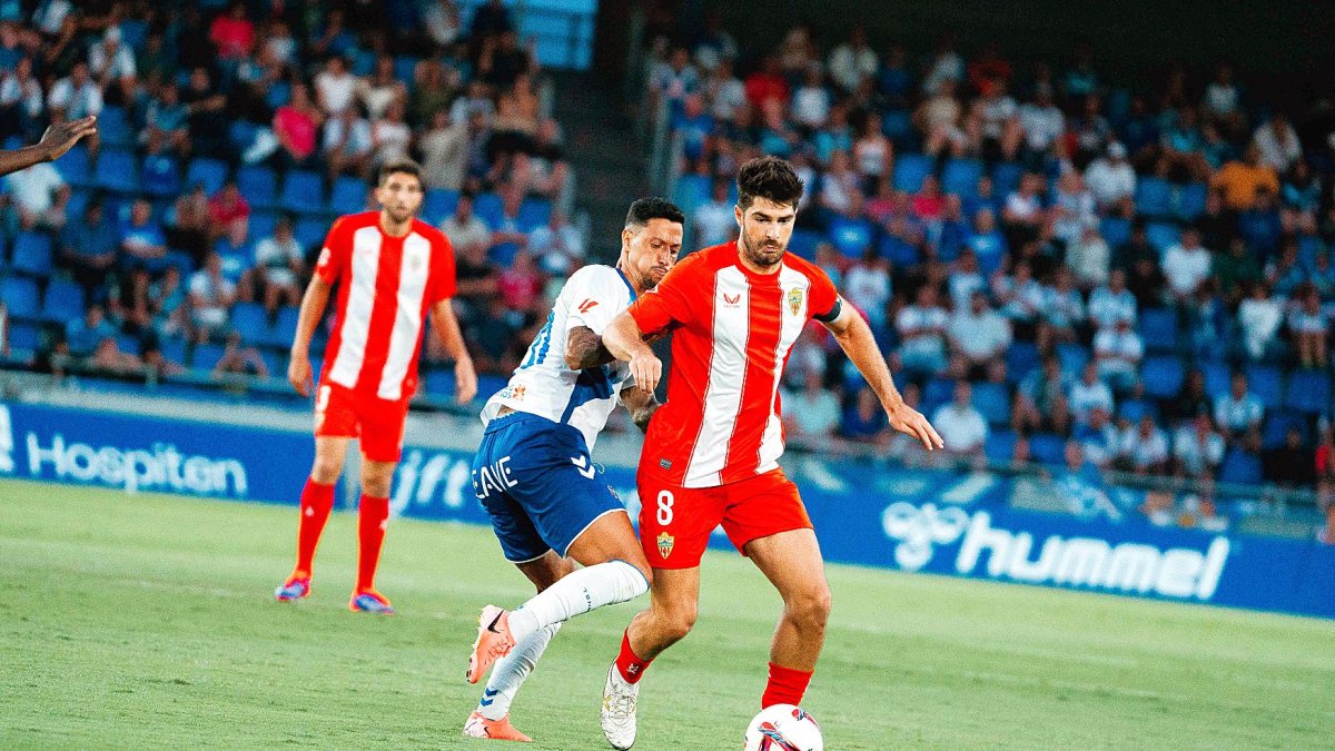 Melero siempre tapado por uno o dos contrarios.