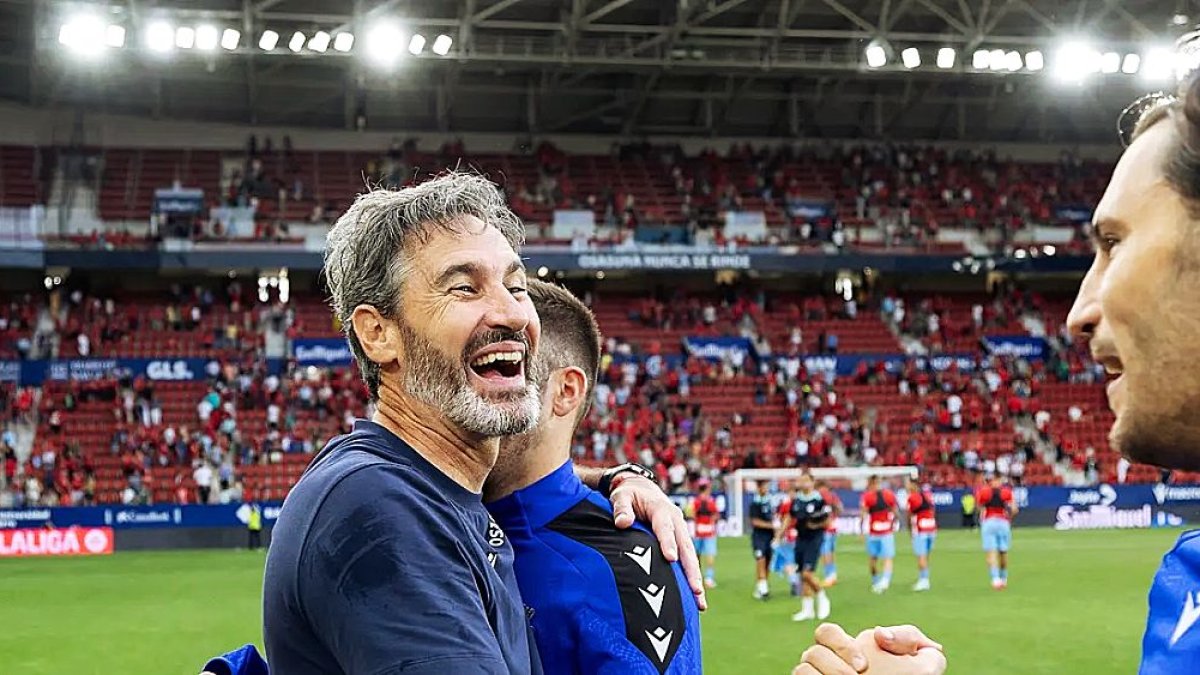 Vicente Moreno estalla de felicidad tras su primera victoria con Osasuna.