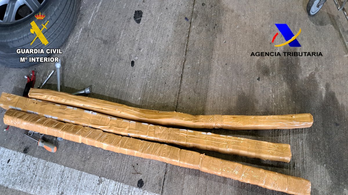 Paquetes de medicamentos envueltos encontrados en el vehículo.