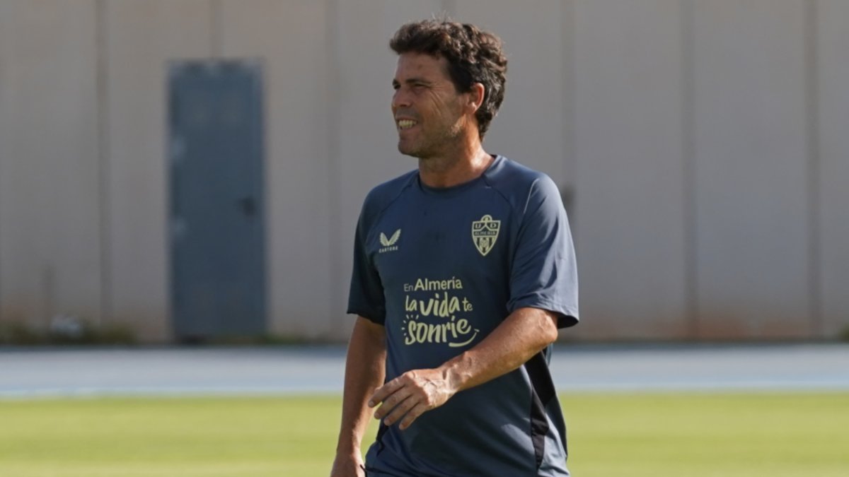 El técnico afronta los días más intensos con un ojo en el mercado y otro en el partido ante el Sporting de Gijón.