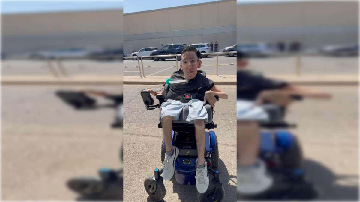 Brianeitor en el Aeropuerto de Almería denunciando públicamente la situación y dificultades que vive.