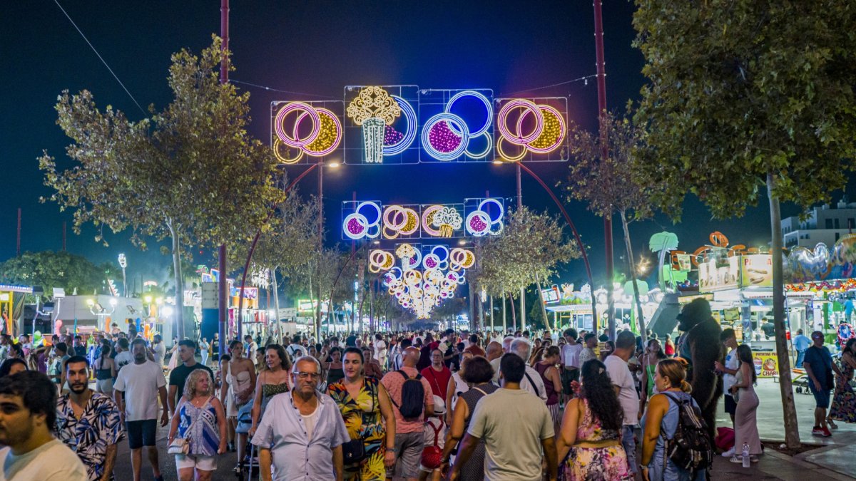 Gente paseando por la feria de la noche.