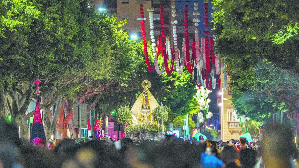 Multitudinaria salida de la Virgen del Mar.