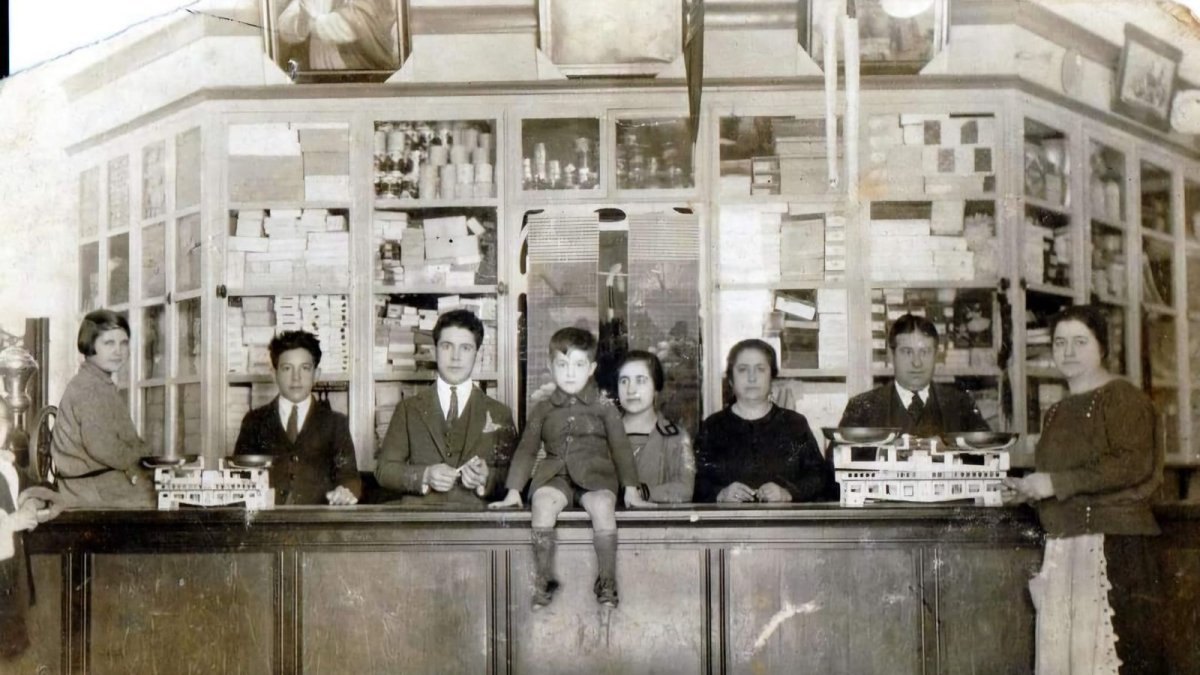Responsables y empleados de la tienda de Justo Martínez junto a familiares hacia 1925.