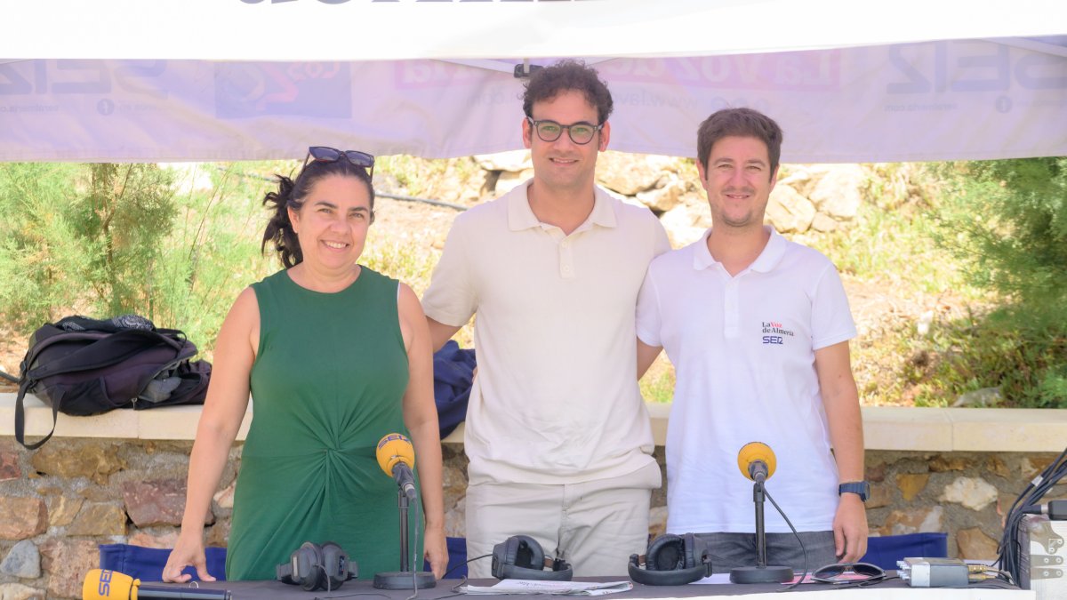 La edil de Cultura, Juana Haro, con uno de los productores del documental antuso, Luis Soler y el presentador Guillermo Mirón. Foto: Amador Martínez