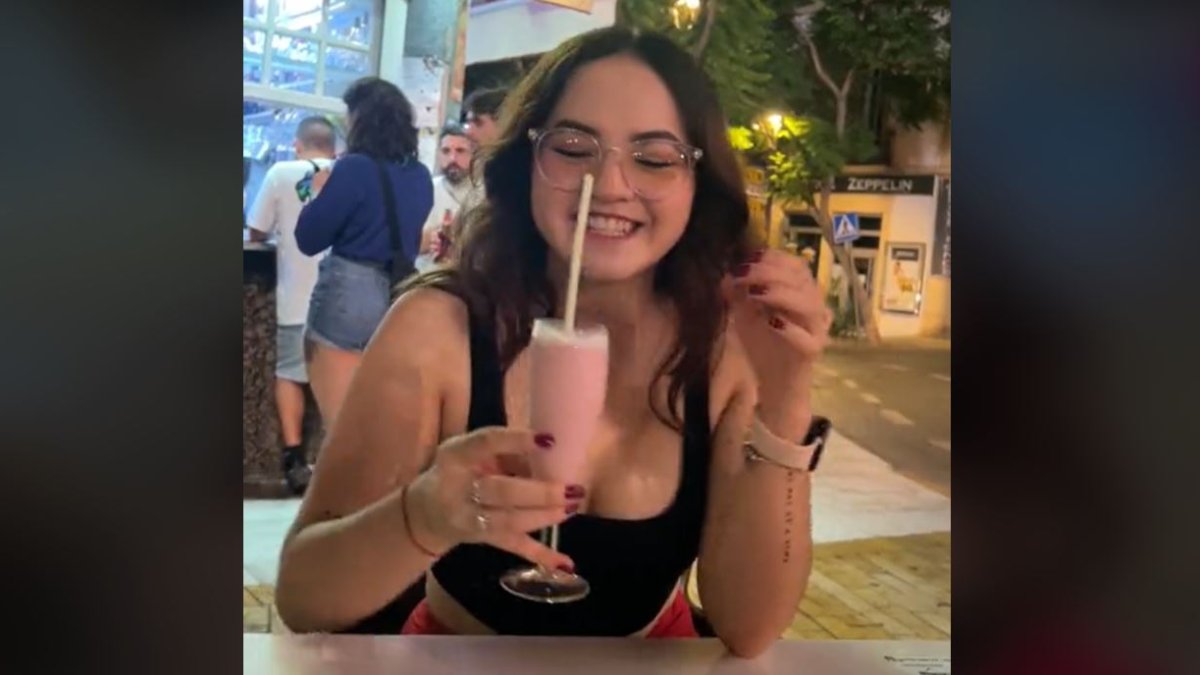 La 'tiktoker' Mikaela Valentina prueba el americano del kiosco Amalia./ @mikaelavlh