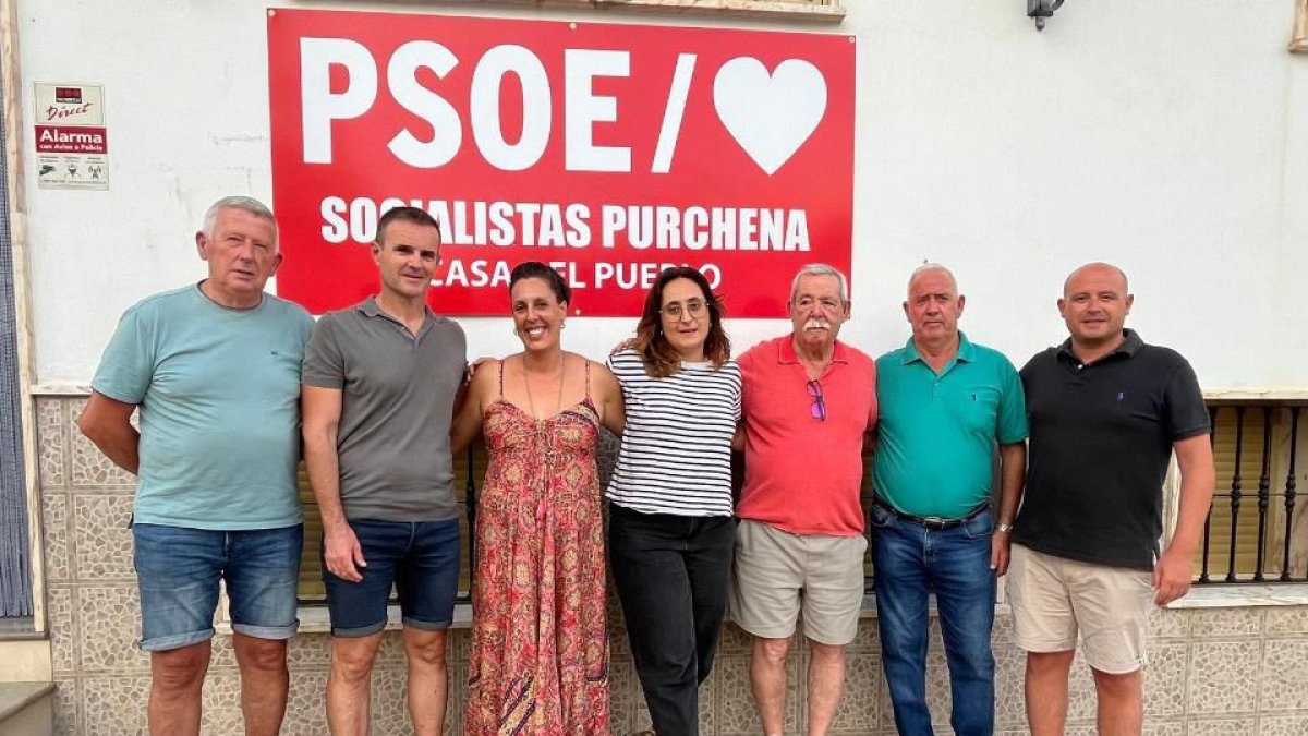 Guillermina Lara junto a miembros de la nueva ejecutiva y el senador Antonio Martínez.