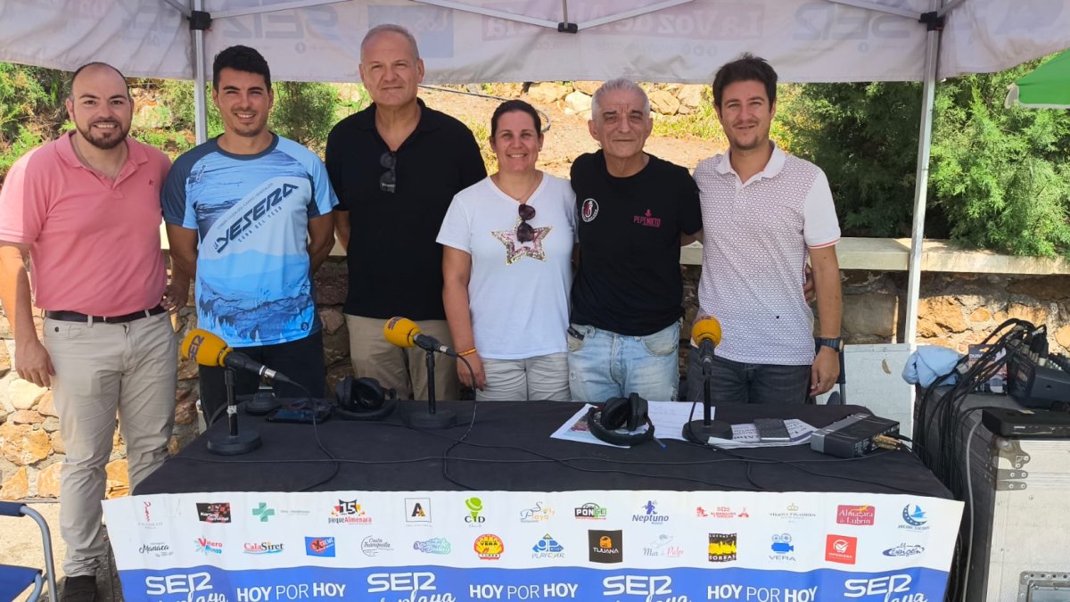 Autoridades municipales junto al resto de invitados que pasaron este marte por los micrófonos de la Cadena SER desde el ‘stand’ de Cala Siret.