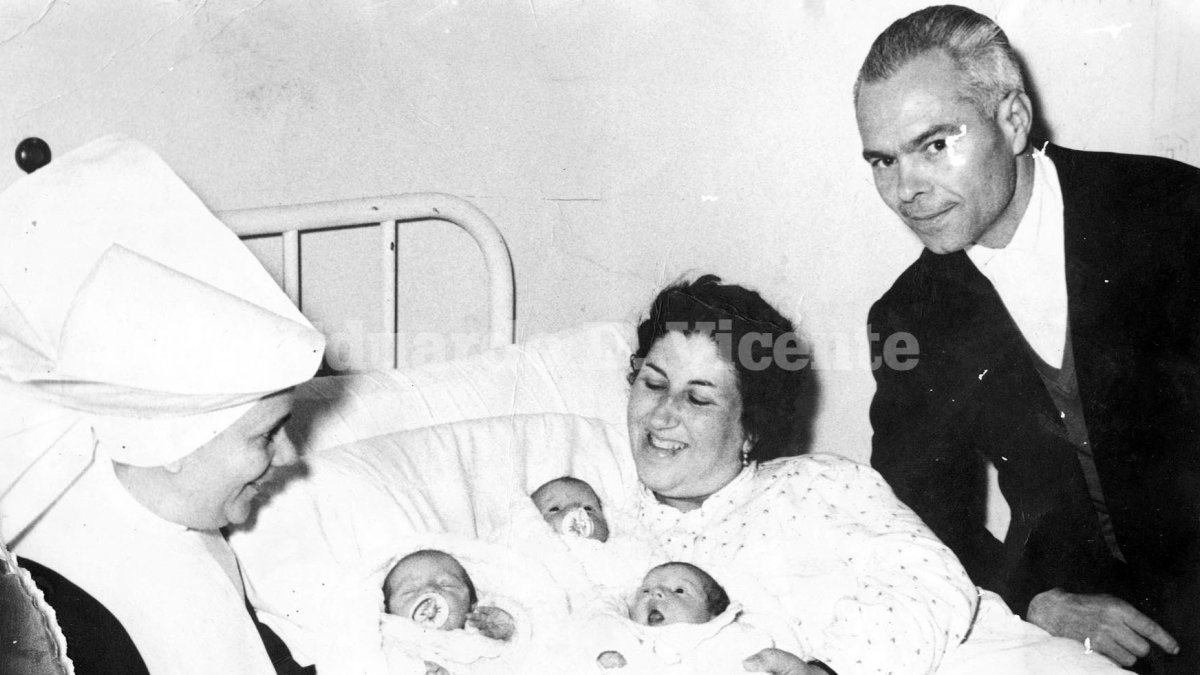 María Ruiz, vecina de Almería, con sus tres niñas recién nacidas.