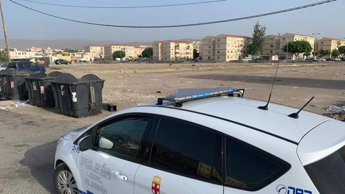 Patrulla de la Policía Local en los alrededores de El Puche.