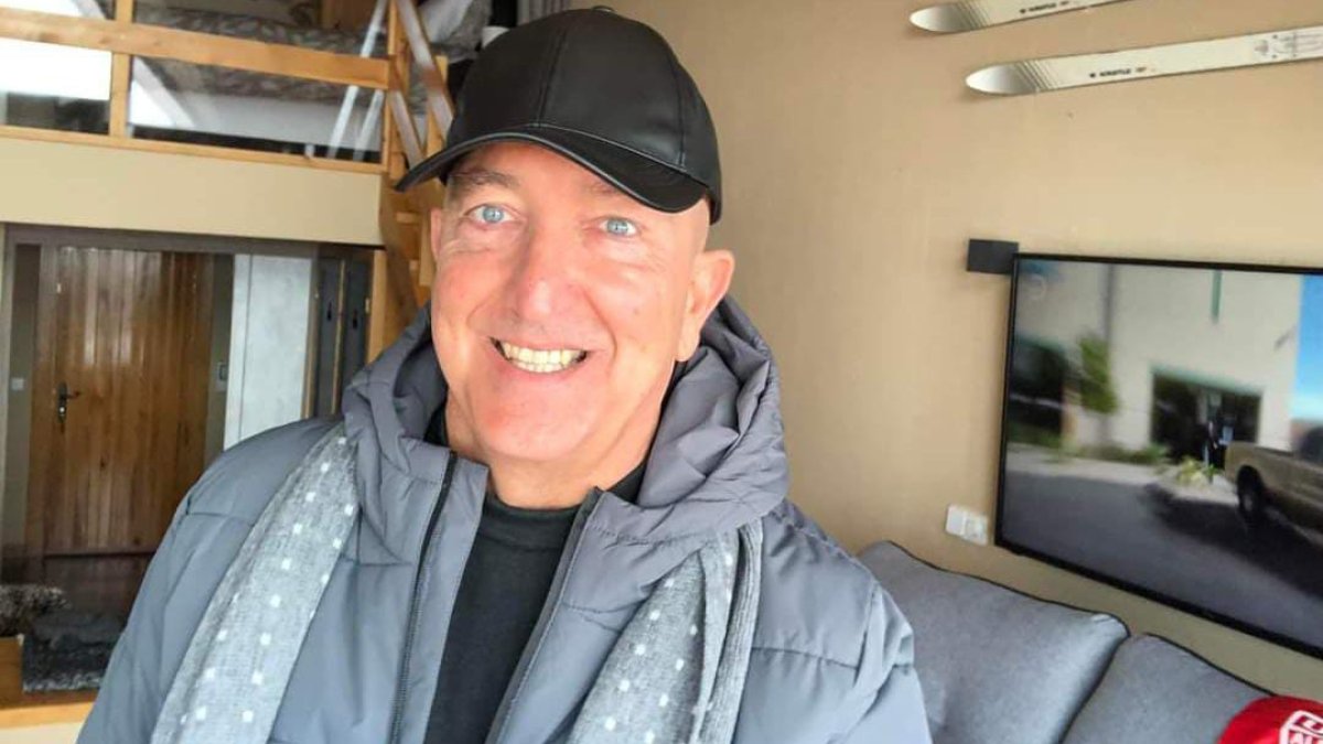 Paco Barrios en todo su esplendor con la bufanda del Almería en el sofá.