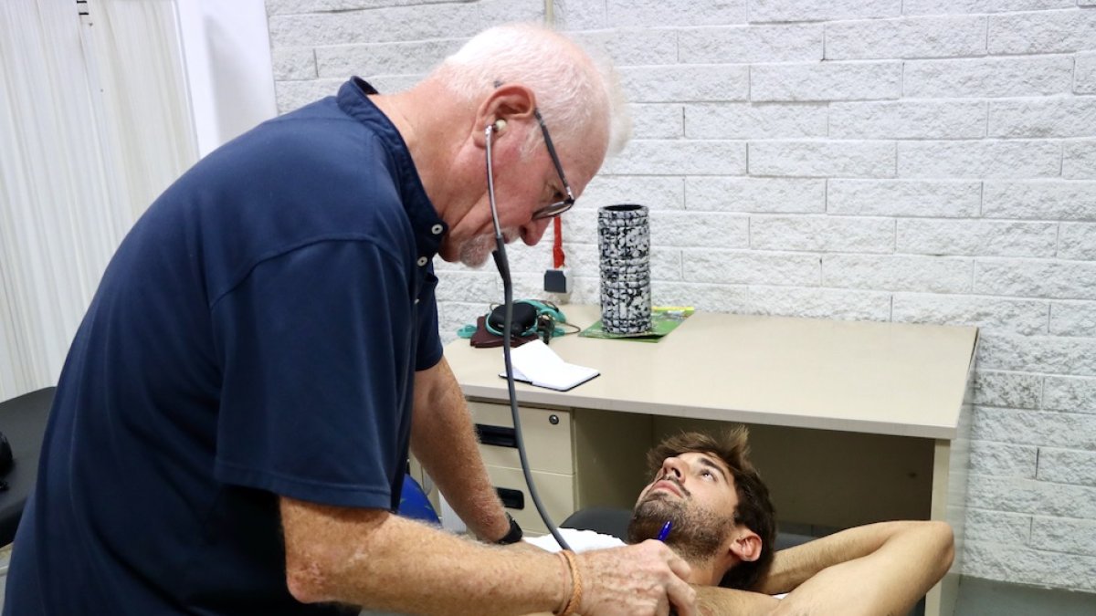 Los deportistas pasando las pruebas médicas.