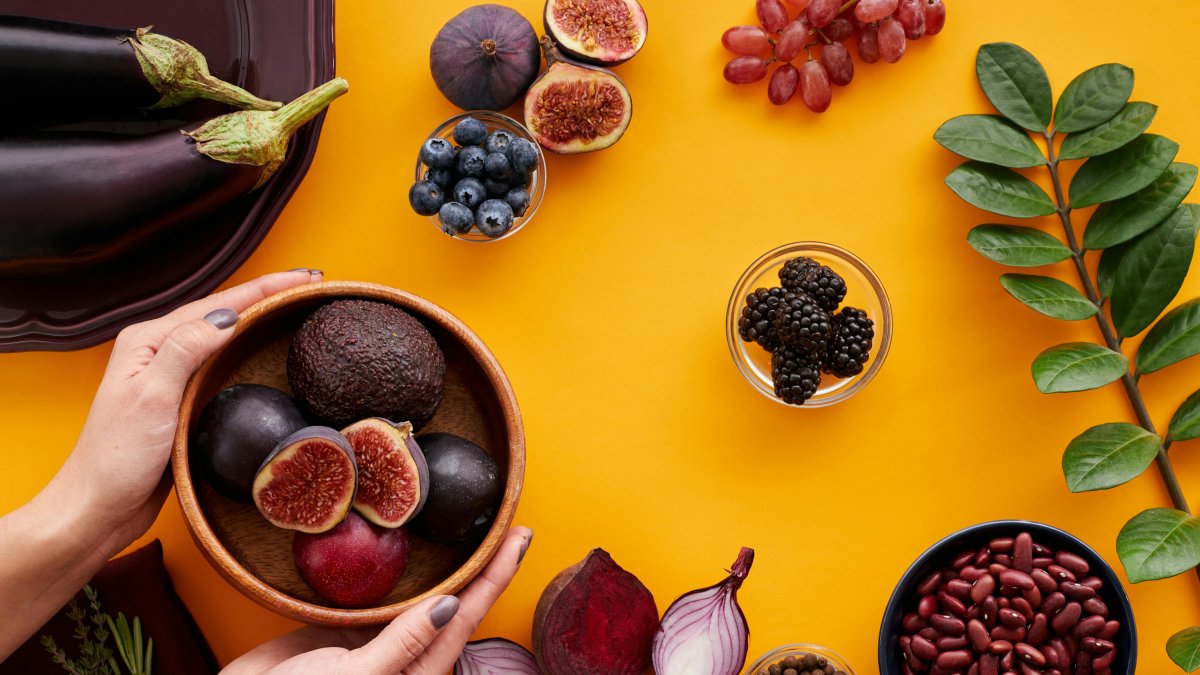 Imagen de frutas y verduras variadas sobre una mesa. | Pexels