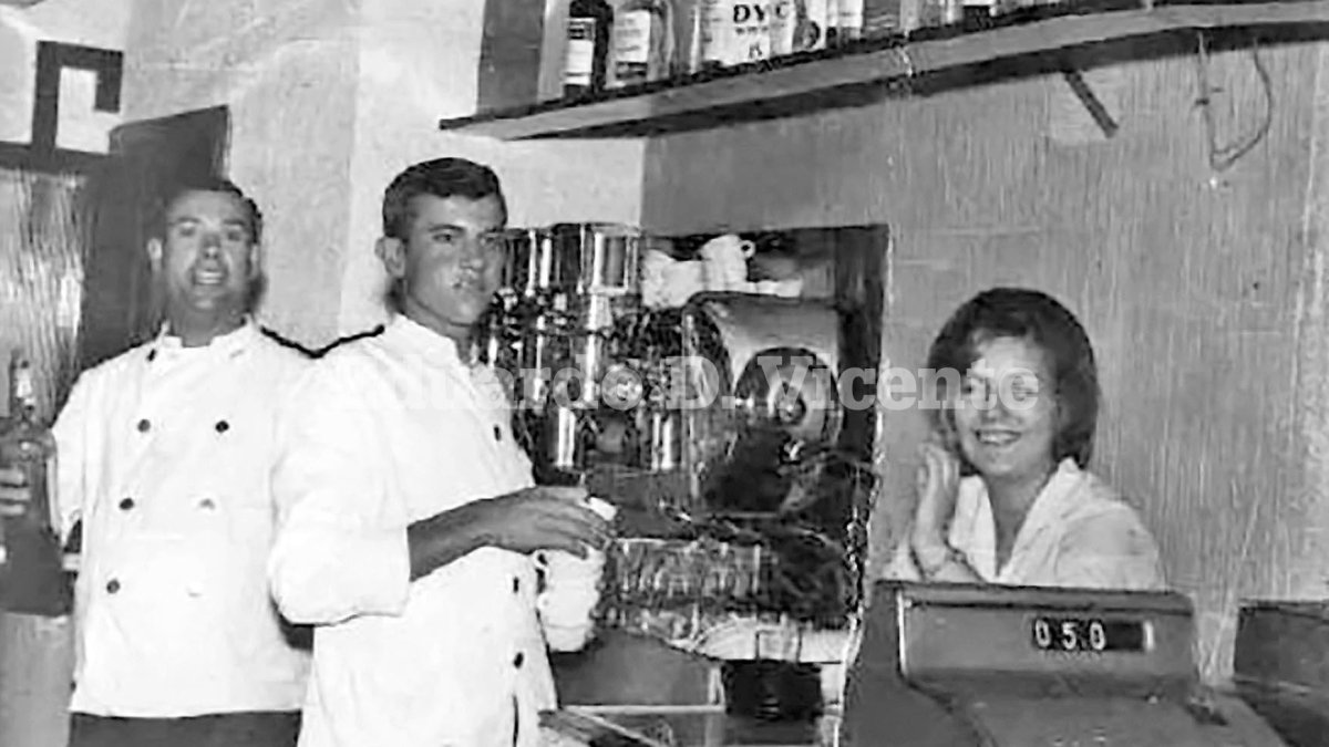 Al fondo, Paquito ‘el Manzanilla’, uno de los camareros clásicos de la Almería de los años 50 y 60.