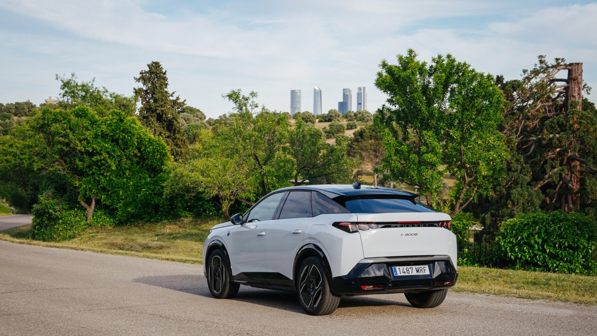 El nuevo PEUGEOT3008 impresiona por su diseño, que combina la robustez y las líneas musculares de los SUV con la deportividad