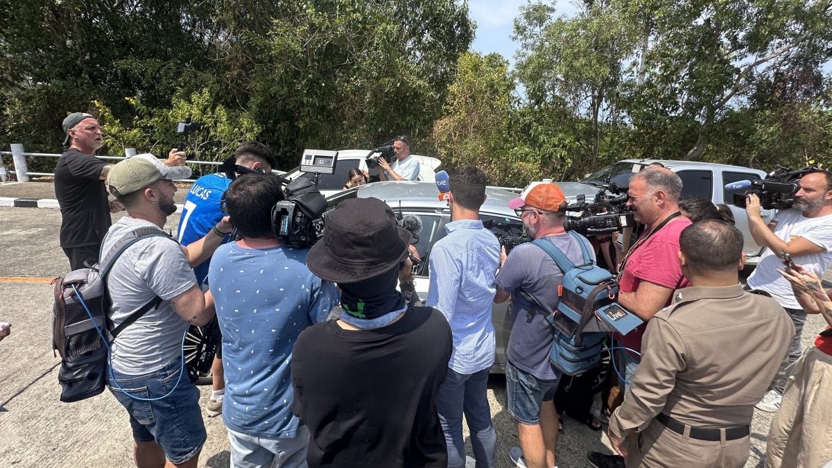 El actor Rodolfo Sancho, padre de Daniel Sancho, saliendo de los juzgados, a 11 de abril de 2024, en Koh Samui (Tailandia).