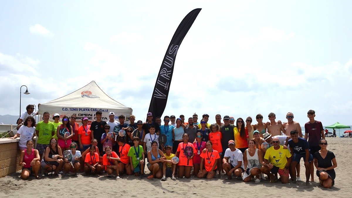 Foto de familia de la organización y participantes del II ITF BT50 Cabo de Gata de Tenis Playa.