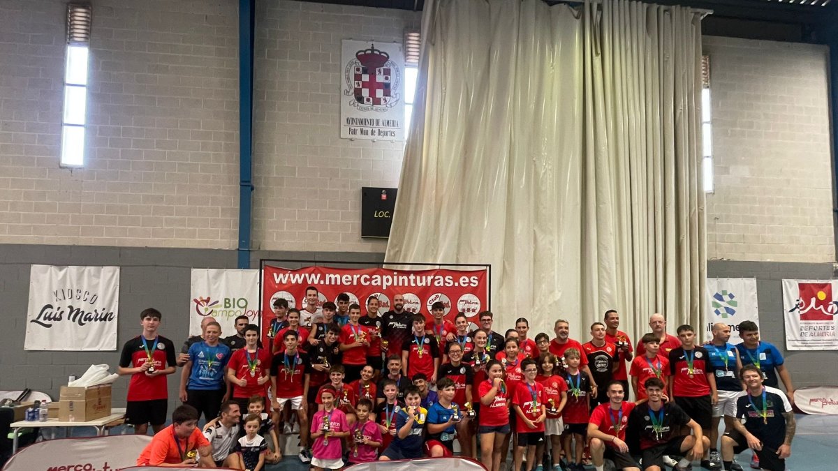 Foto de familia de todos los participantes del torneo de bádminton.