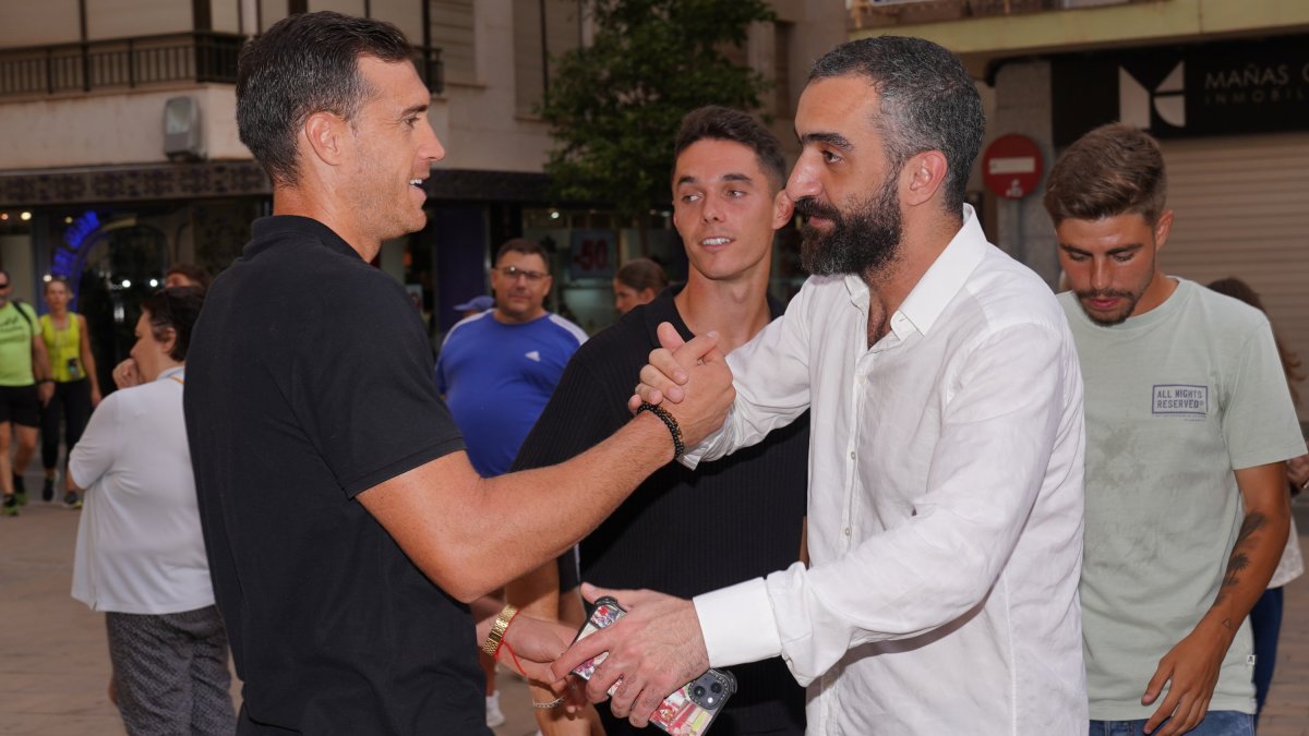 Fernando con Mohamed El Assy en la ofrenda floral.