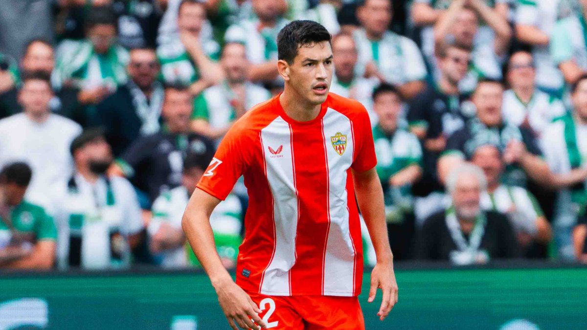 César Montes en el partido frente al Racing de Santander en la primera jornada de Liga.
