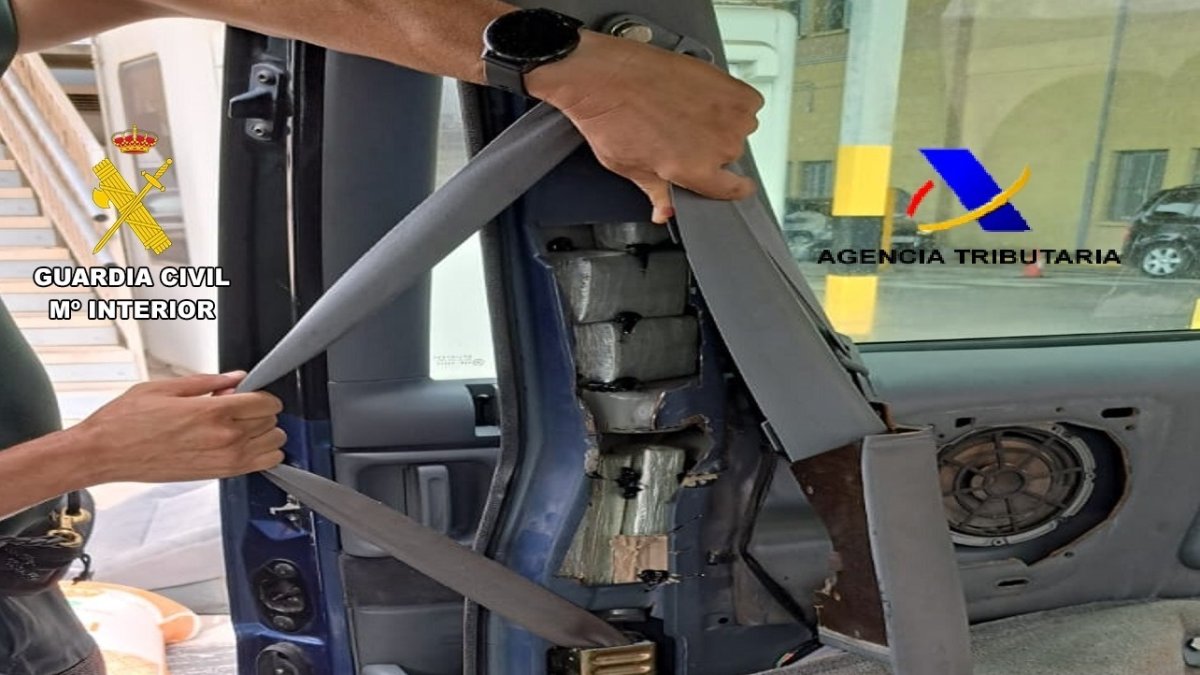 Parte de la droga oculta en el vehículo.