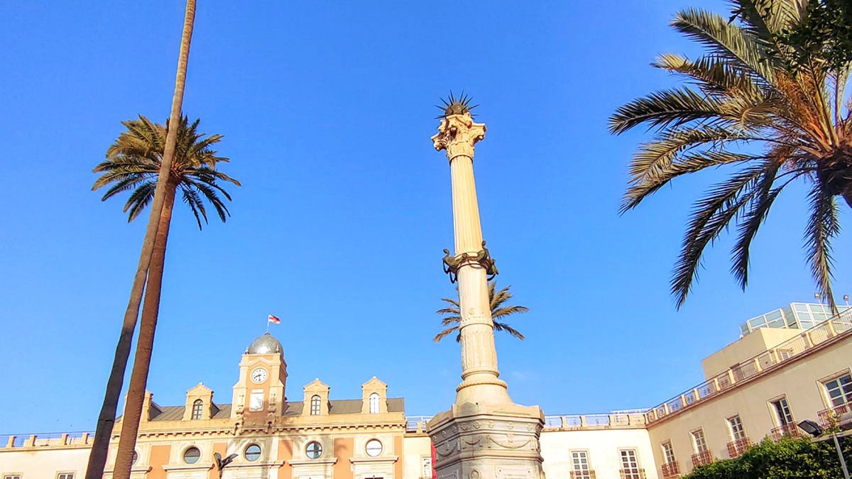 Monumento de homenaje a Los Coloraos conocido como El Pingurucho, en la capital almeriense.