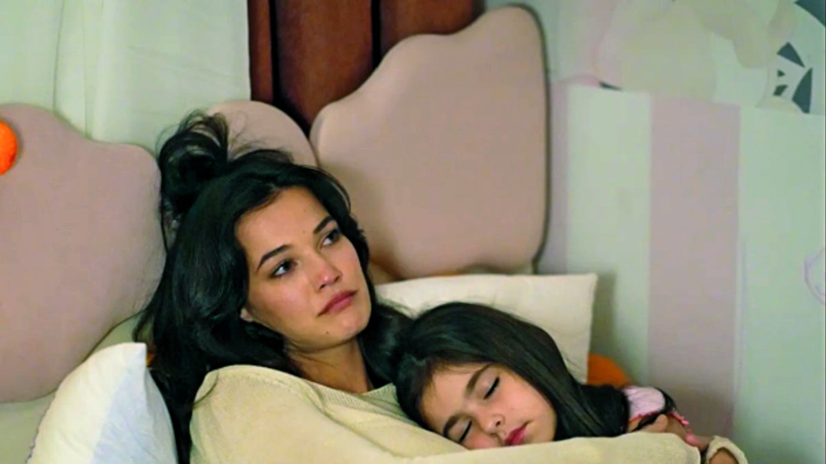 Ceylin consuela a su hija tras la desaparición de Ilgaz.