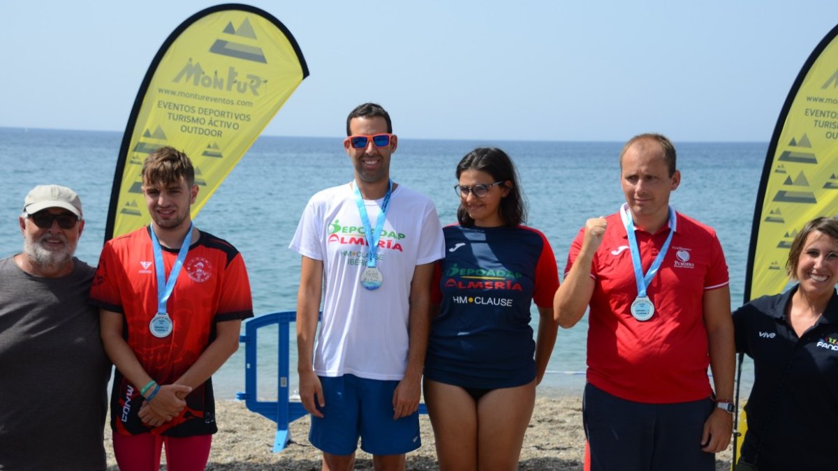 Carlos Tejada posando con su medalla de campeón.