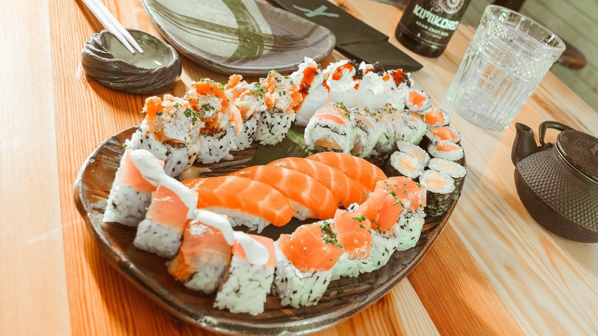 Diferentes tipos de sushi en un restaurante japonés de Almería.