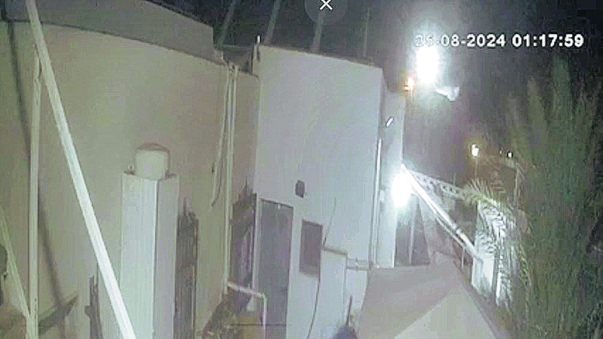 Momento en el que una de las videocámaras captó a uno de los presuntos ladrones vigilando.