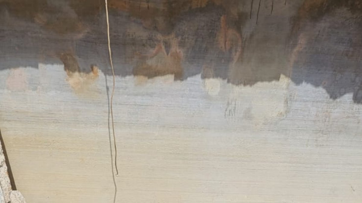 Miembros de Bomberos del Levante preparan el cuerpo para rescatar el cadaver del aljibe.