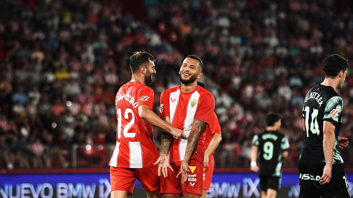 Luis Javier y Leo Baptistao tal para cual de cara a gol.