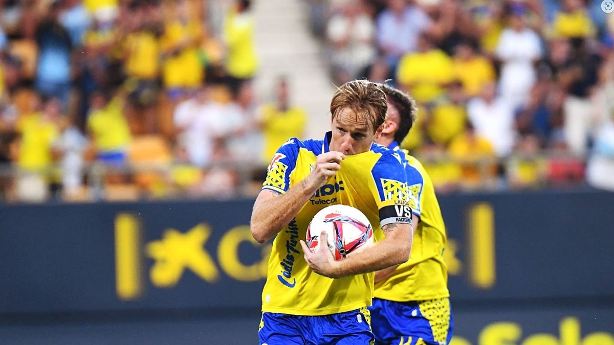 Álex Fernández hizo el primero de los goles del Cádiz al Tenerife.