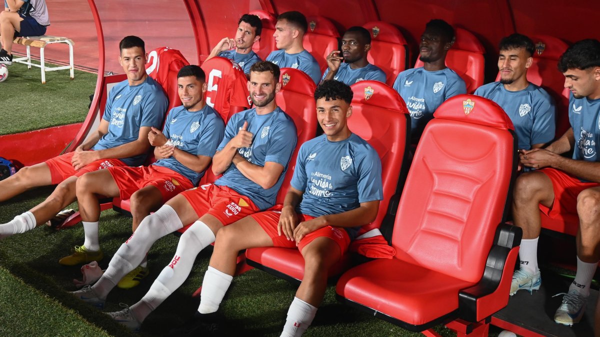 El banquillo del Almería frente al Sporting de Gijón después del cierre del mercado de fichajes.