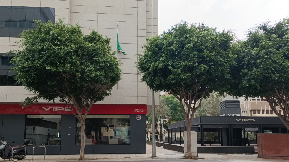 Imagen de la fachada y la terraza del antiguo VIPS de Oliveros.