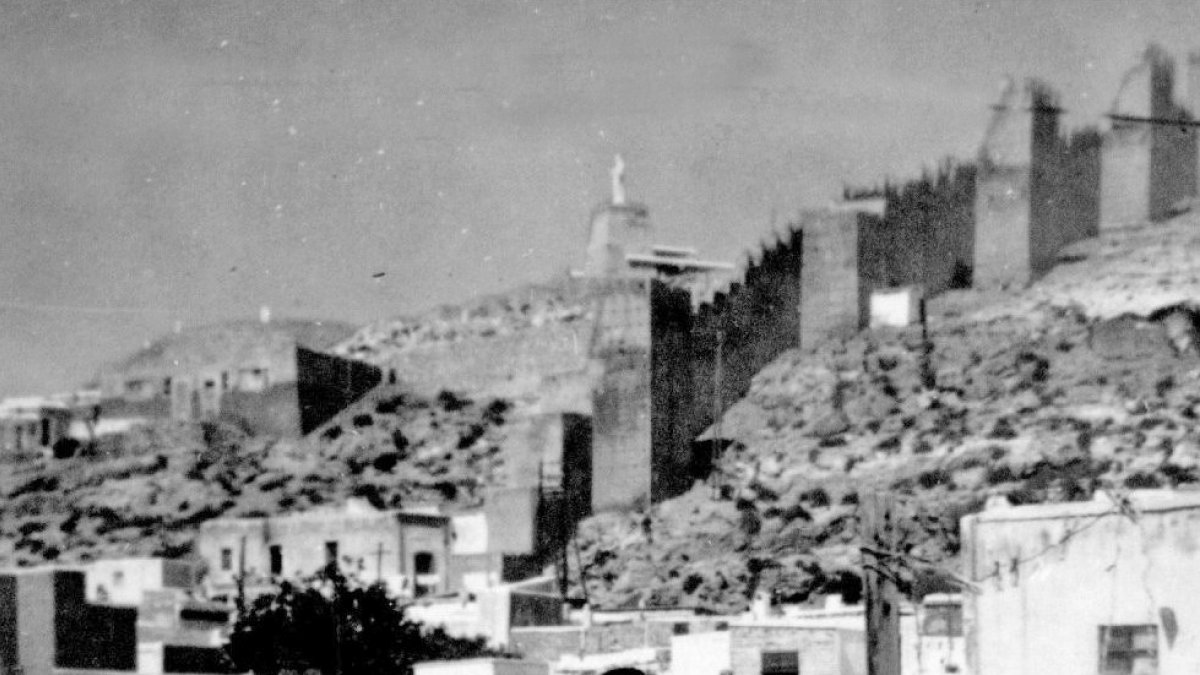 Almería en 1957, con sus casas de planta baja, sus azoteas, sus calles estrellas y su vida de pueblo.