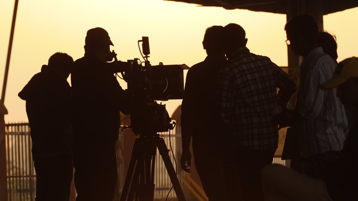 Imagen recurso de un rodaje durante una puesta de sol. Autor: Depositphotos