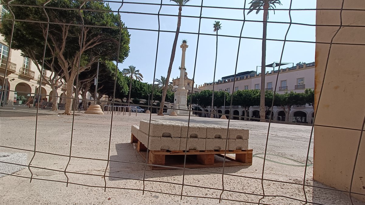 Plaza de la Constitución vallada para iniciar los trabajos de remodelación.