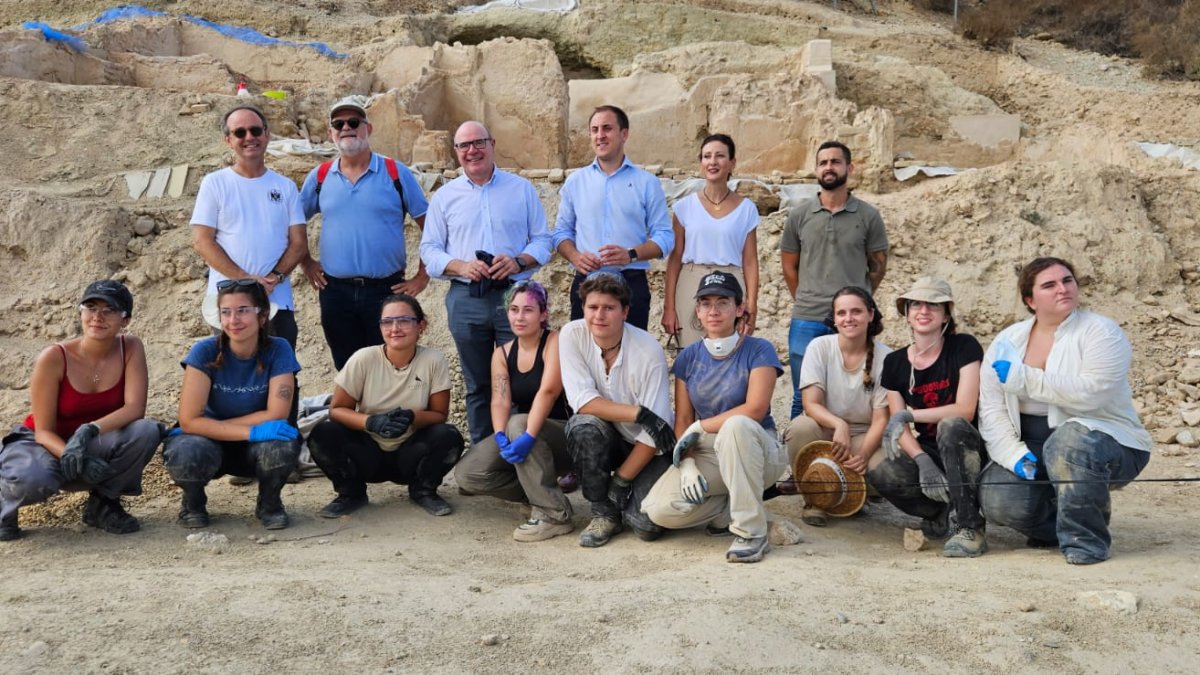 El rector de la UGR, Pedro Mercado Pacheco, con autoridades y responsables del proyecto.