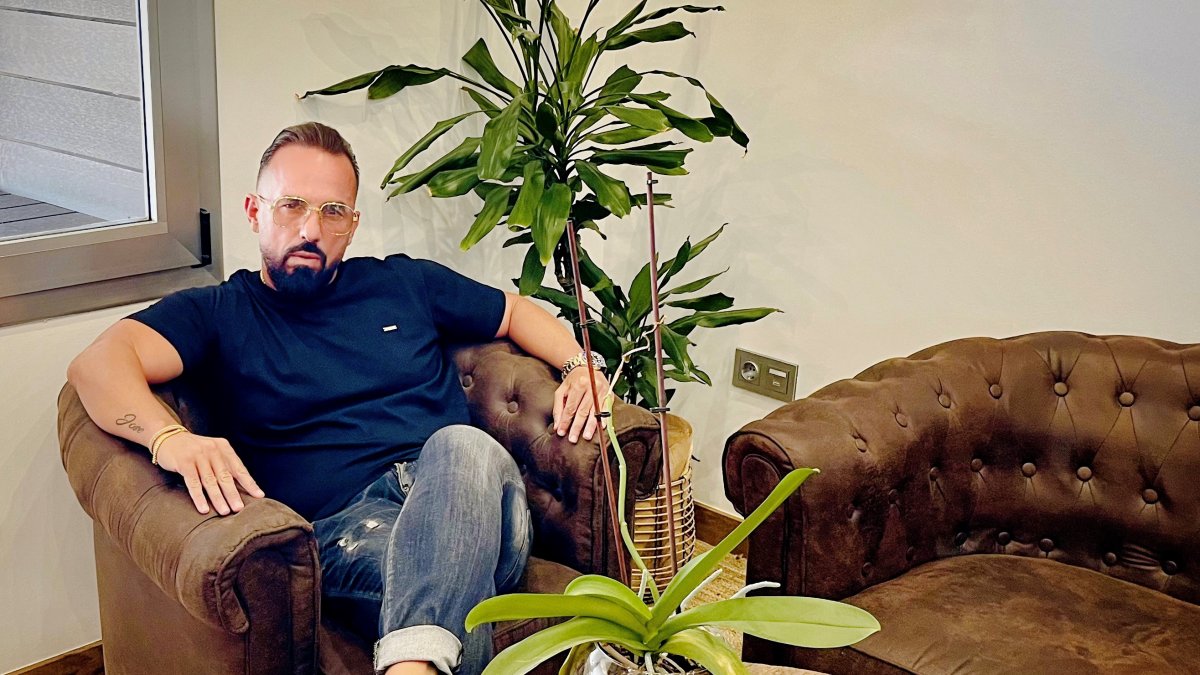 Francisco Montoya, en su despacho en las instalaciones de Campojoyma desde donde marca el rumbo de la empresa almeriense referente en el agro bio.