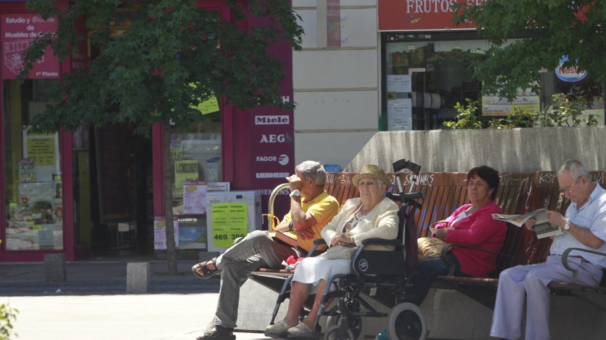 Personas mayores en una plaza de Almería.