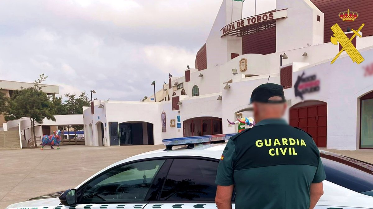 Imagen de un agente de la Guardia Civil en la Plaza de Toros de Roquetas de Mar.