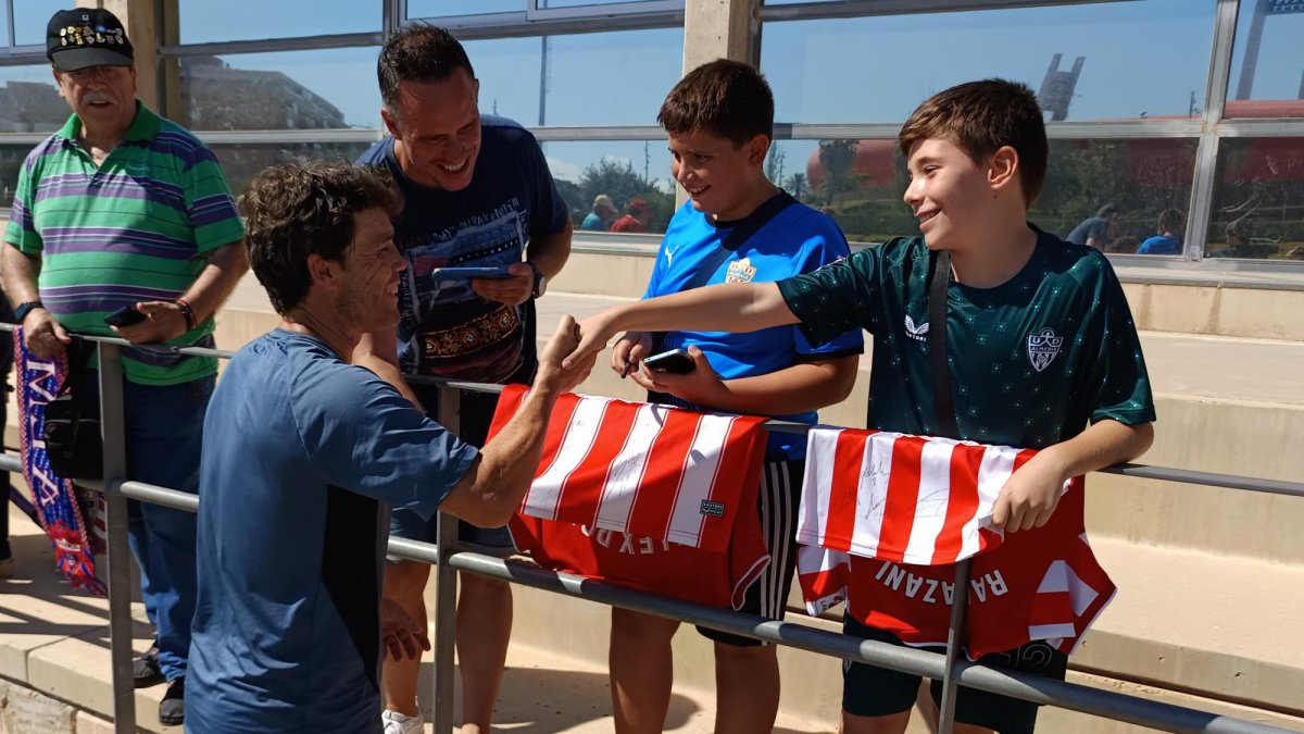 Rubi saludando a los aficionados antes de firmarle las camisetas para vivir la temporada.