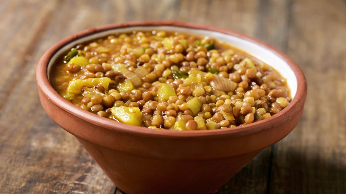 Plato de lentejas con verduras para la receta de este jueves. (Imagen: Depositphotos).