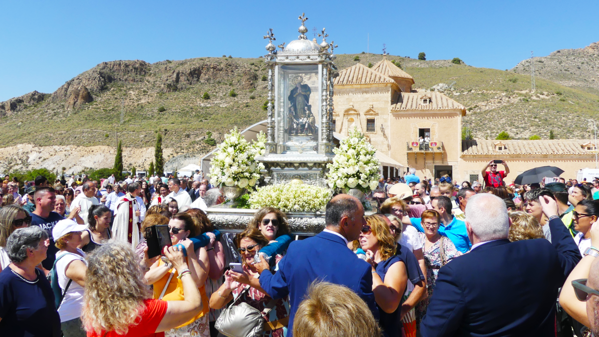 La procesión de la Virgen del Saliente frente a su templo.