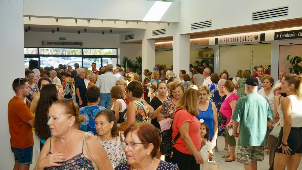 Los vecinos visitan las nuevas instalaciones.