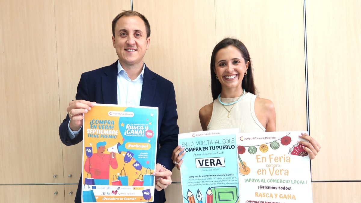 Alcalde y concejala presentan la nueva campaña de Comercio.